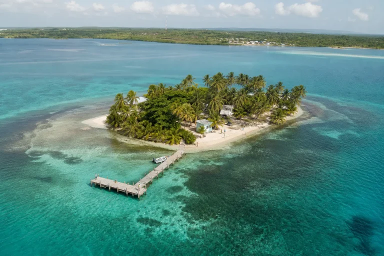 Tropical island and clear Caribbean water representing a four-day Belize itinerary